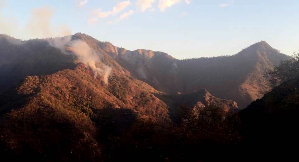 Paradise Fire shortly after lightning caused ignition - Milk Ranch Peak far right
